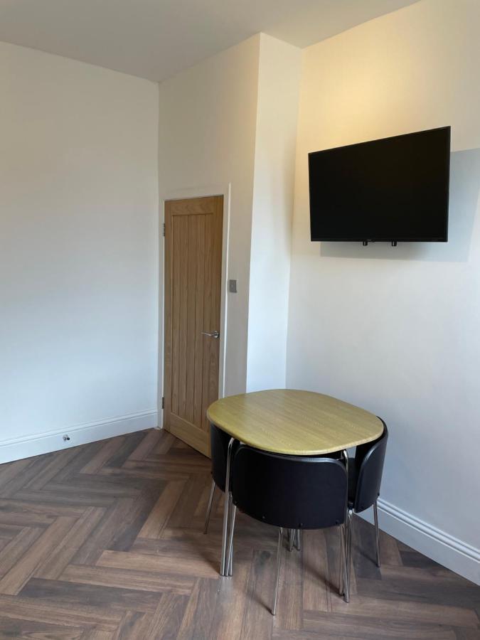 Glasgow Airport Apartments Пейсли Экстерьер фото